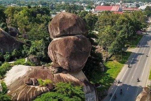 Thưởng ngoạn danh thắng Đá Ba Chồng