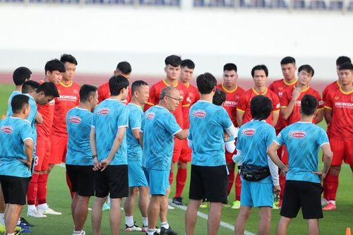 ĐT Việt Nam: Khi thay đổi là bắt buộc?