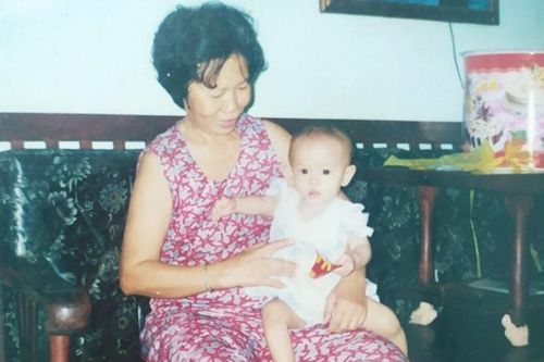 Đọc nhật ký bà ngoại để lại trước lúc lâm chung, cô gái khóc nức nở