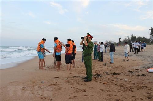 Phú Yên: Hai học sinh bị sóng biển cuốn trôi mất tích