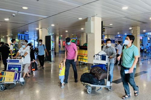 Khách đi lại dịp Tết Nguyên đán 2022 giảm sâu, dịch vụ tàu xe 'méo mặt'