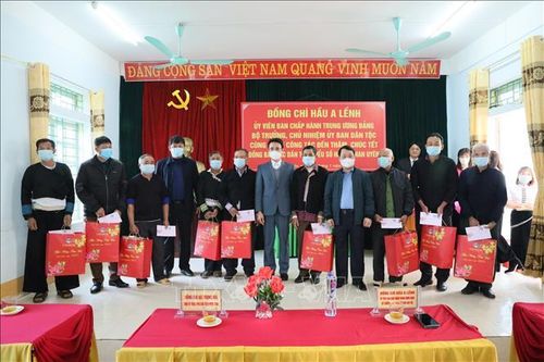 Đồng chí Hầu A Lềnh thăm, chúc Tết đồng bào các dân tộc thiểu số tại Than Uyên