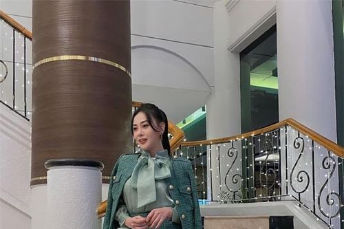 Hồng Diễm 'đụng hàng' set vải tweed với Phương Oanh mà 'sến súa' hơn hẳn