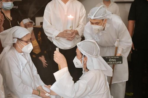 Tròn 100 ngày bố mất, Dương Triệu Vũ đăng hình nghệ sĩ Hoài Linh gục bên linh cữu bố đầy xúc động