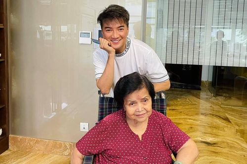Đàm Vĩnh Hưng vừa về nước đã bị mẹ 'dọa đánh', lý do là gì đây?