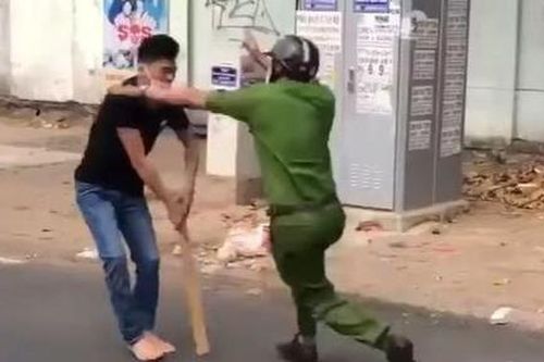 TPHCM: Khống chế kẻ nghi 'phê' ma túy, dùng gậy tấn công Công an