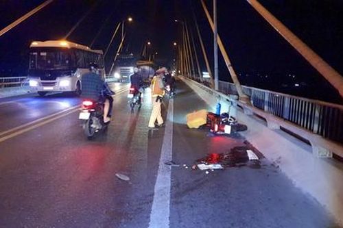 Truy tìm xe tải cán nát chân nam thanh niên trên cầu Rạch Miễu