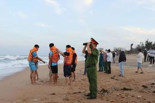 4 học sinh tắm biển, 2 em bị sóng lớn cuốn mất tích