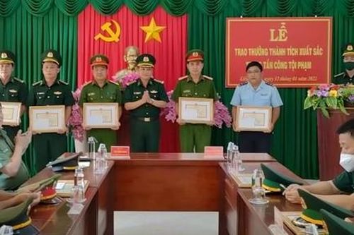 Khen thưởng vụ bắt 24 kg ma túy từ Campuchia về Việt Nam