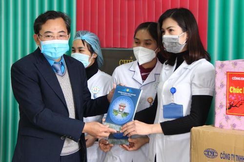 Chăm lo, chia sẻ khó khăn với người lao động ở lại Thủ đô, không về quê ăn Tết