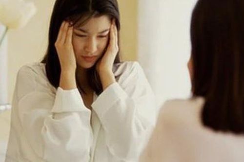 Bữa cơm tất niên của 18 người, tôi nấu cơm cố tình quên muối, em chồng ném bát đũa, chồng lật bàn
