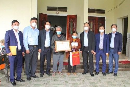 Người hùng Trung Văn Nam được Chủ tịch tỉnh Thanh Hóa tặng Bằng khen