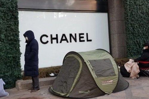 Xếp hàng 14 tiếng giữa mùa đông để mua túi Chanel ở Hàn Quốc