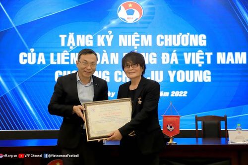 Bóng đá Việt Nam tri ân 'thần y' Choi Ju-young