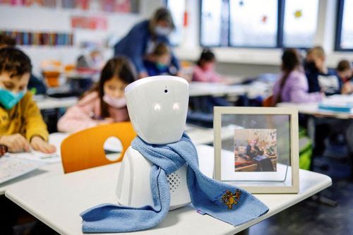 Robot đến trường thay mặt cậu bé người Đức bị ốm