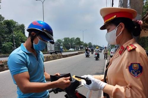 Điều khiển xe đứng tên người khác tham gia giao thông có bị phạt hay không?