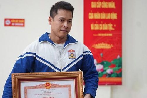 Cứu cháu bé trong đám cháy ở Hà Nội: Anh Trung Văn Nam được Thủ tướng tặng bằng khen