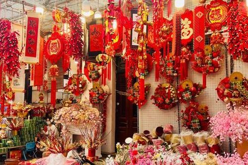 Phố Hàng Mã chật kín người đi mua sắm