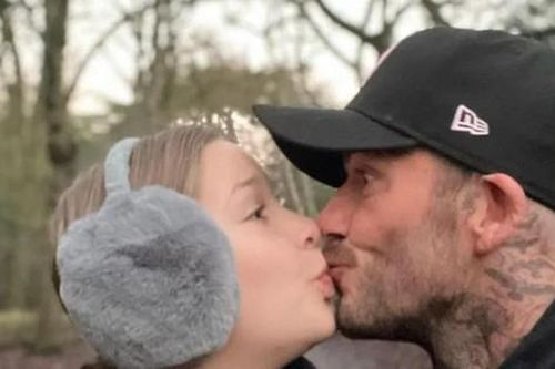 Đăng ảnh hôn môi con gái, David Beckham bị 'ném đá' dữ dội