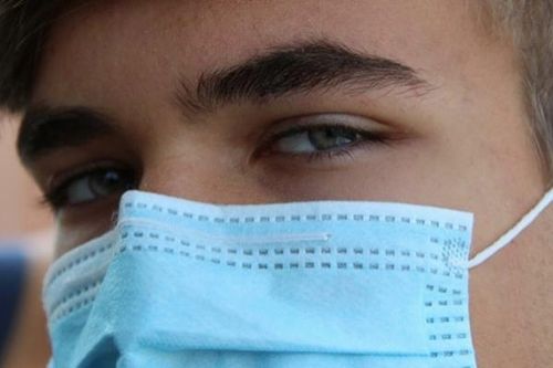 Phụ nữ thấy đàn ông đeo khẩu trang hấp dẫn hơn