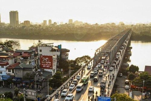 Cõng lượng xe gấp 8 lần thiết kế mỗi ngày, cầu Chương Dương xuống cấp thế nào?