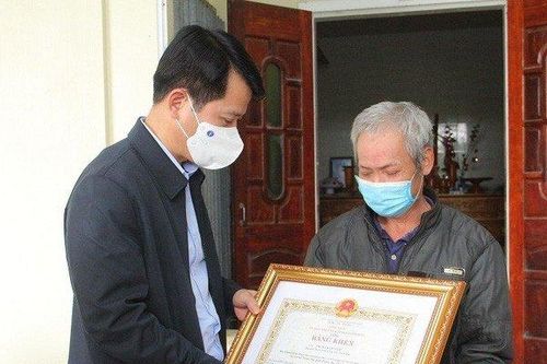 Thanh Hóa: Tặng bằng khen cho người hùng cứu bé gái trong vụ hỏa hoạn
