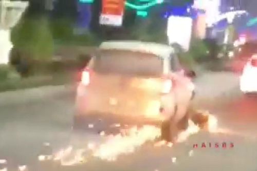 Clip: Ô tô con húc văng nam thanh niên, kéo lê xe máy của nạn nhân gây tóe lửa cả đoạn đường dài