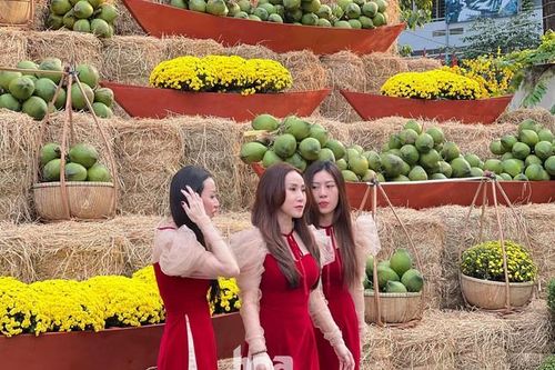 Giới trẻ TP.HCM nô nức rủ nhau diện đồ xinh xuống phố, Tết đang đến thật gần rồi!