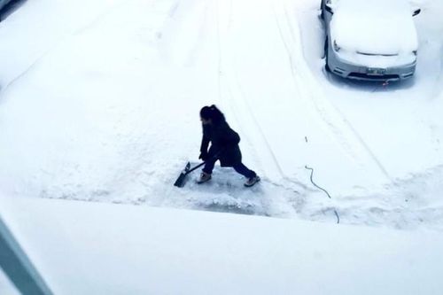 Đăng ảnh vợ dọn tuyết, chính trị gia Canada bị chỉ trích thậm tệ