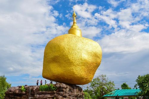 Bí ẩn hòn đá chênh vênh lưu giữ sợi tóc của Đức Phật