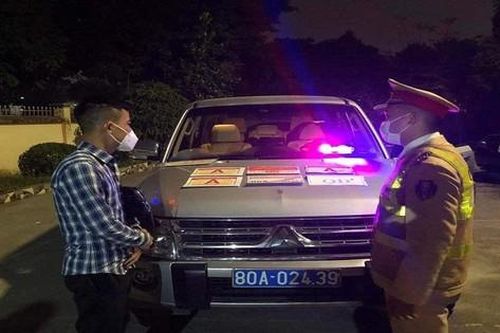 Phát hiện ô tô mang biển giả, trang bị phù hiệu và đèn ưu tiên ra vào Bộ Công an