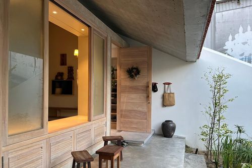 Ngôi nhà mái ngói đỏ nước mưa xả tràn xuống hồ cá, điều hòa cho ngày nóng