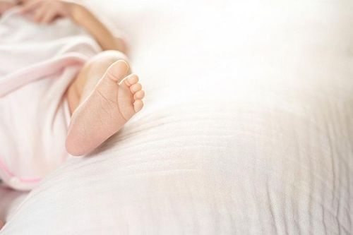 Trẻ 2 tháng tuổi ở Hà Nội tử vong đột ngột khi ngủ cùng mẹ
