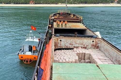 Tàu thủng đáy chở hơn 2.329 tấn xi măng, nguy cơ bị chìm ở Cù Lao Chàm
