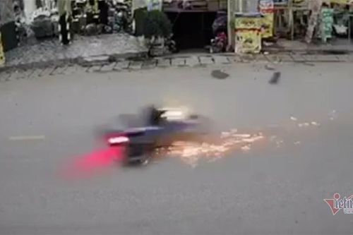Thai phụ qua đường bị thanh niên tông xe, kéo lê 10m tử vong