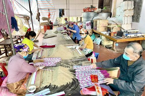 Làng nghề hương trầm Quỳ Châu 'thức trắng đêm' để làm hàng Tết