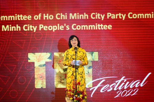 Người dân TP Hồ Chí Minh rộn ràng 'chơi' Tết sớm tại Lễ hội Tết Việt 2022