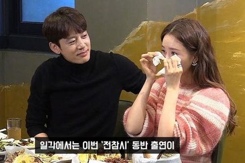 'Nữ hoàng dao kéo' Lee Da Hae bị nghi sắp kết hôn với bạn trai 7 năm bởi chi tiết này