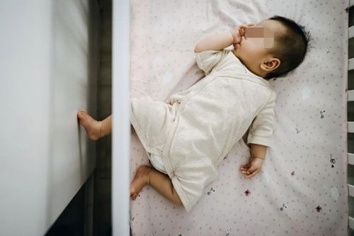 Bé gái 2 tháng tuổi tử vong khi ngủ áp vào ngực mẹ