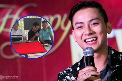 Clip: Hoài Lâm hát tại quê nhà, netizen trầm trồ vì giọng hát và ngoại hình đầy ấn tượng