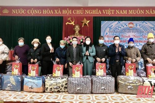 Phó Chủ tịch Ủy ban Trung ương MTTQ Việt Nam Trương Thị Ngọc Ánh thăm, tặng quà tết gia đình chính sách tại huyện Lang Chánh và Hoằng Hóa
