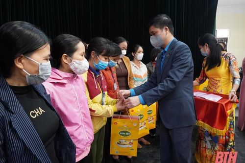 Trao 175 suất quà cho đoàn viên, người lao động khó khăn huyện Thiệu Hóa