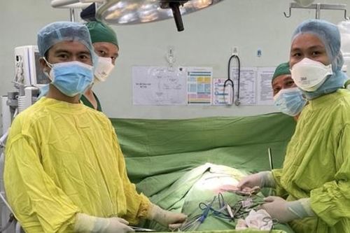 Cứu sống 2 người bị đứt đôi dạ dày, vỡ gan