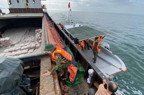 Tàu chở 2.300 tấn xi măng bị thủng đáy, nguy cơ chìm trên biển Cù Lao Chàm