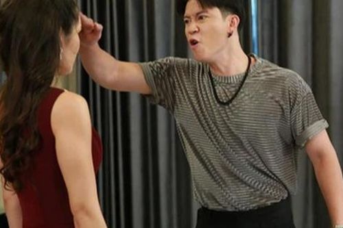 Ngày em chồng dẫn bạn trai về chơi nhà, mẹ tức đến mức bật khóc, còn chồng tôi nóng mặt cầm chổi đuổi đi