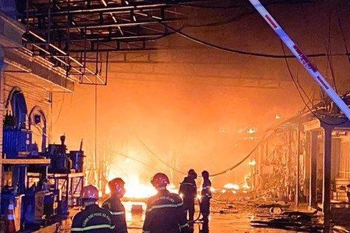 Nhà xưởng chứa cao su ở TP.HCM bị thiêu rụi