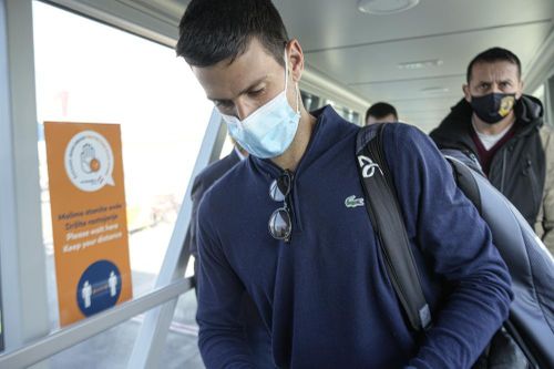 Djokovic về tới Serbia