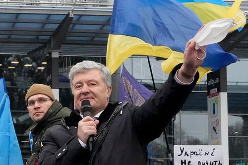 Cựu tổng thống Ukraine về nước đối mặt phiên tòa xử tội phản quốc