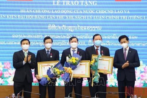 Trao tặng Huân chương Lao động của Lào cho cán bộ, chuyên gia Việt Nam