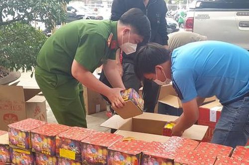 Bình Phước: Bắt 4 đối tượng chở 400kg pháo lậu